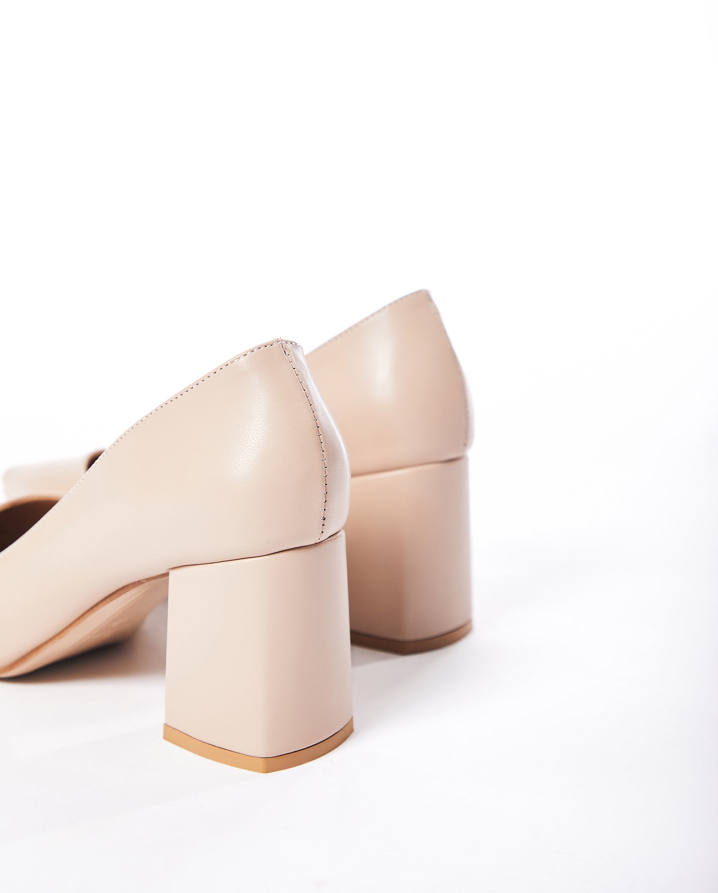 LE-24 Nude pointed-toe block heels
