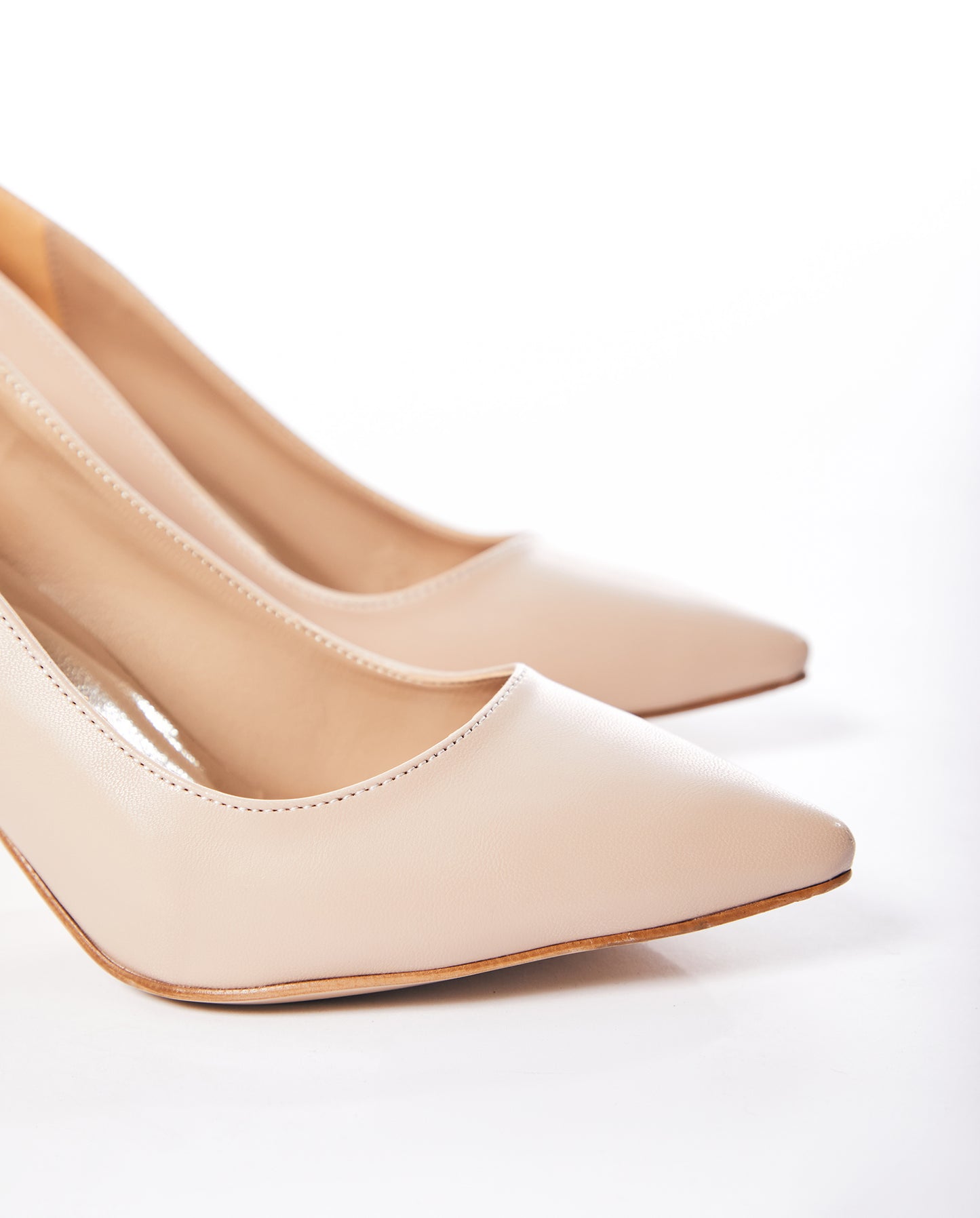 LE-24 Nude pointed-toe block heels