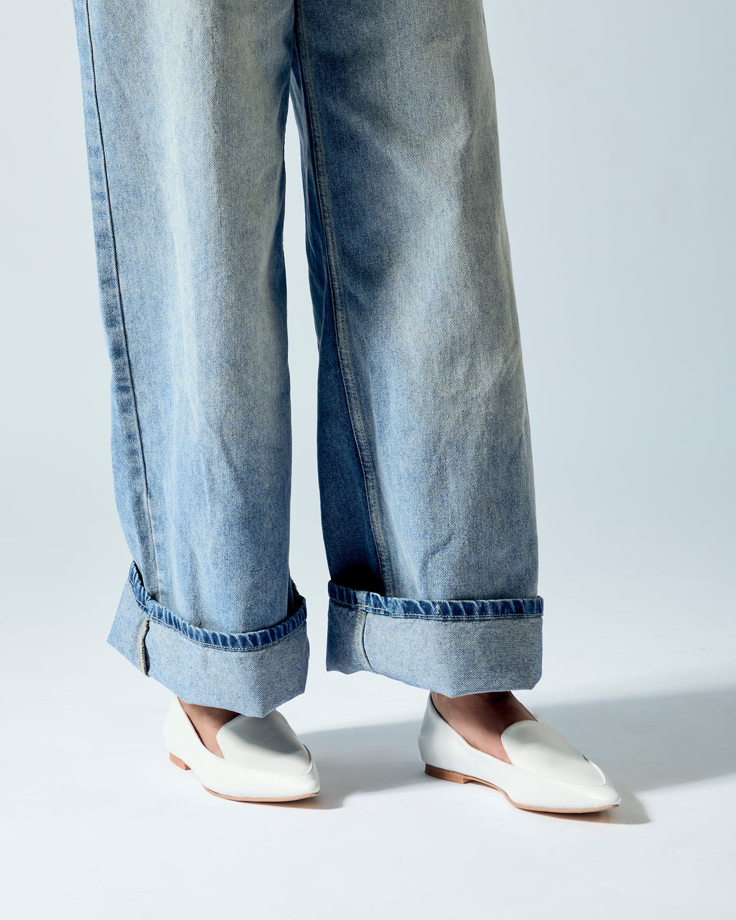 LE-21-3 (WHITE) pointed-toe loafers