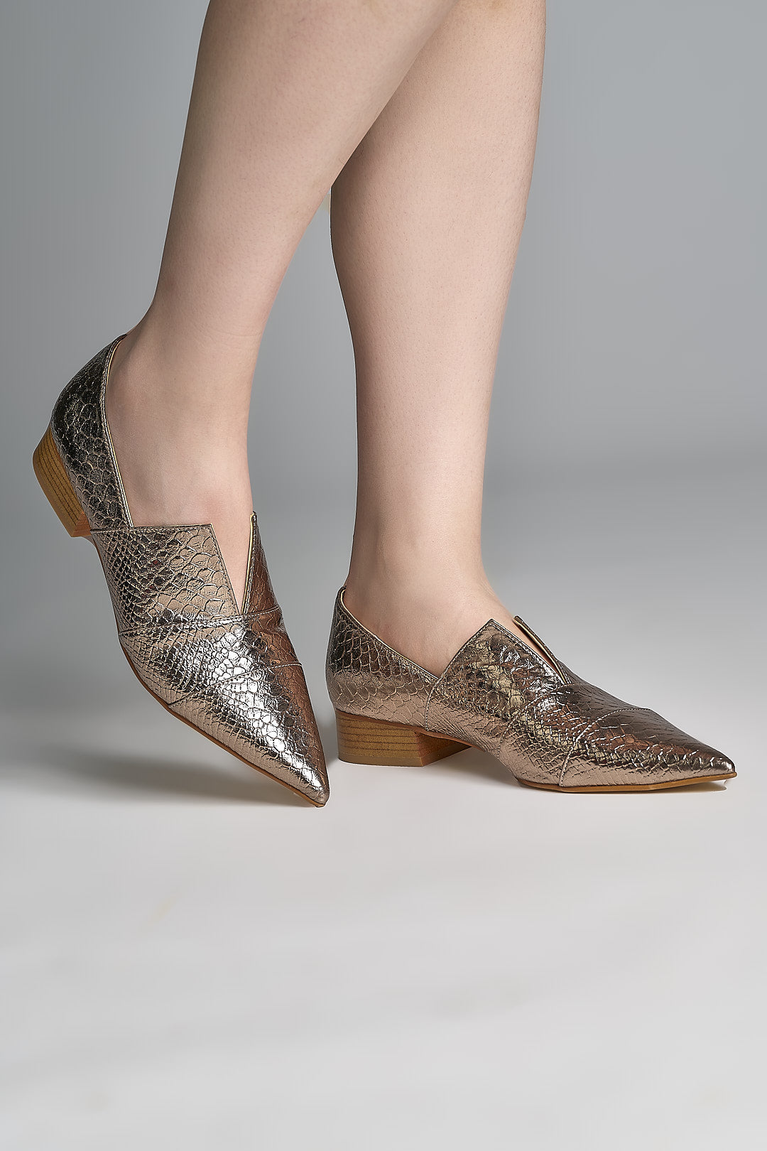 LE-19 Chic Metallic Gold Loafers