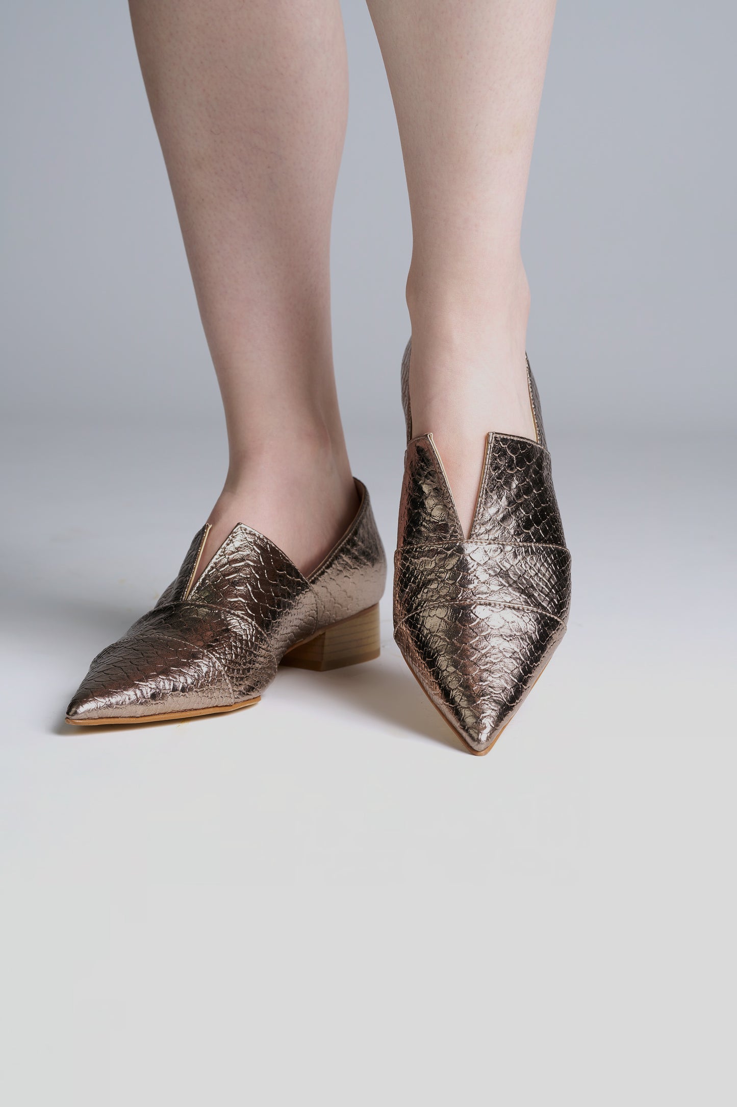 LE-19 Chic Metallic Gold Loafers