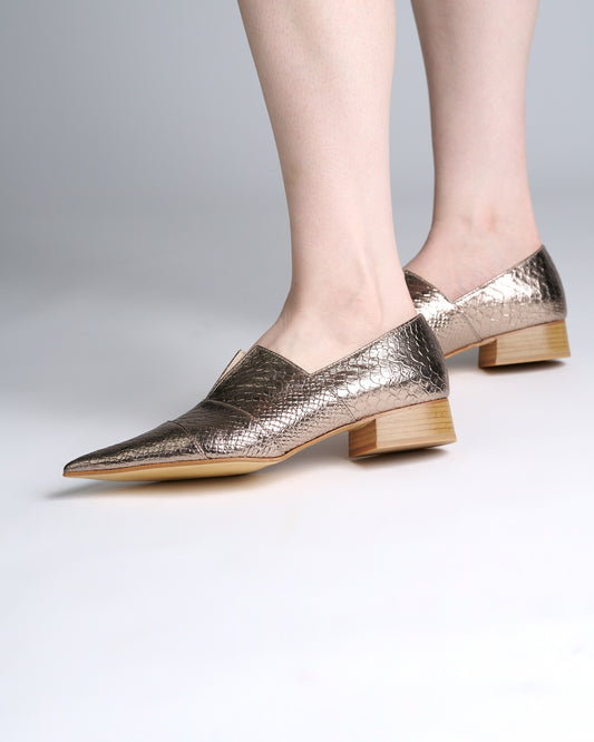 LE-19 Chic Metallic Gold Loafers